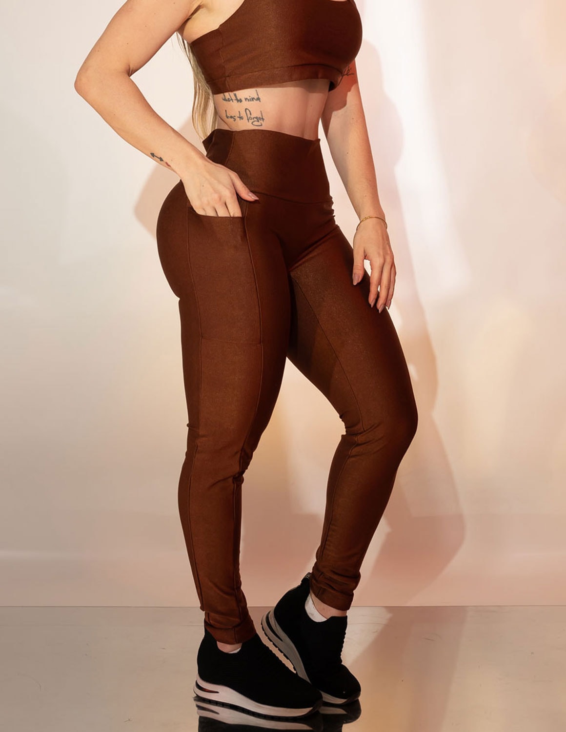 Legging Fitness Canelada CIntura Alta com Bolsos e sem Costura Frontal