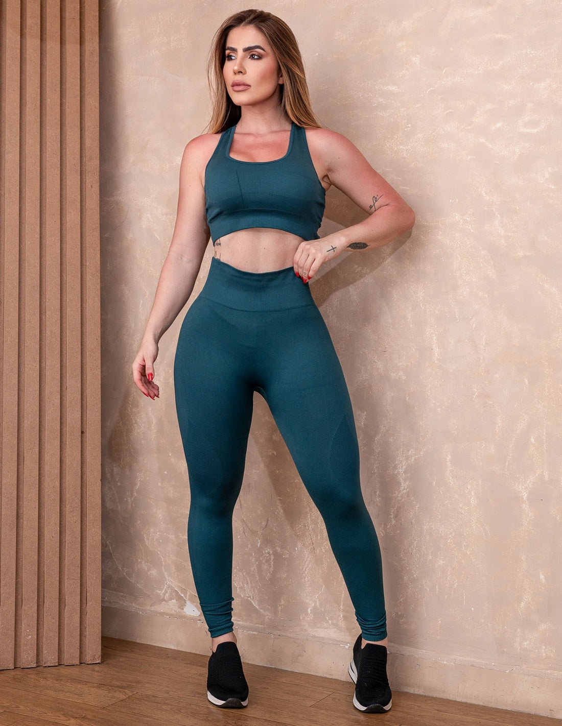 Conjunto Seamless de Poliamida com Calça Cintura Alta e Cropped Trançado