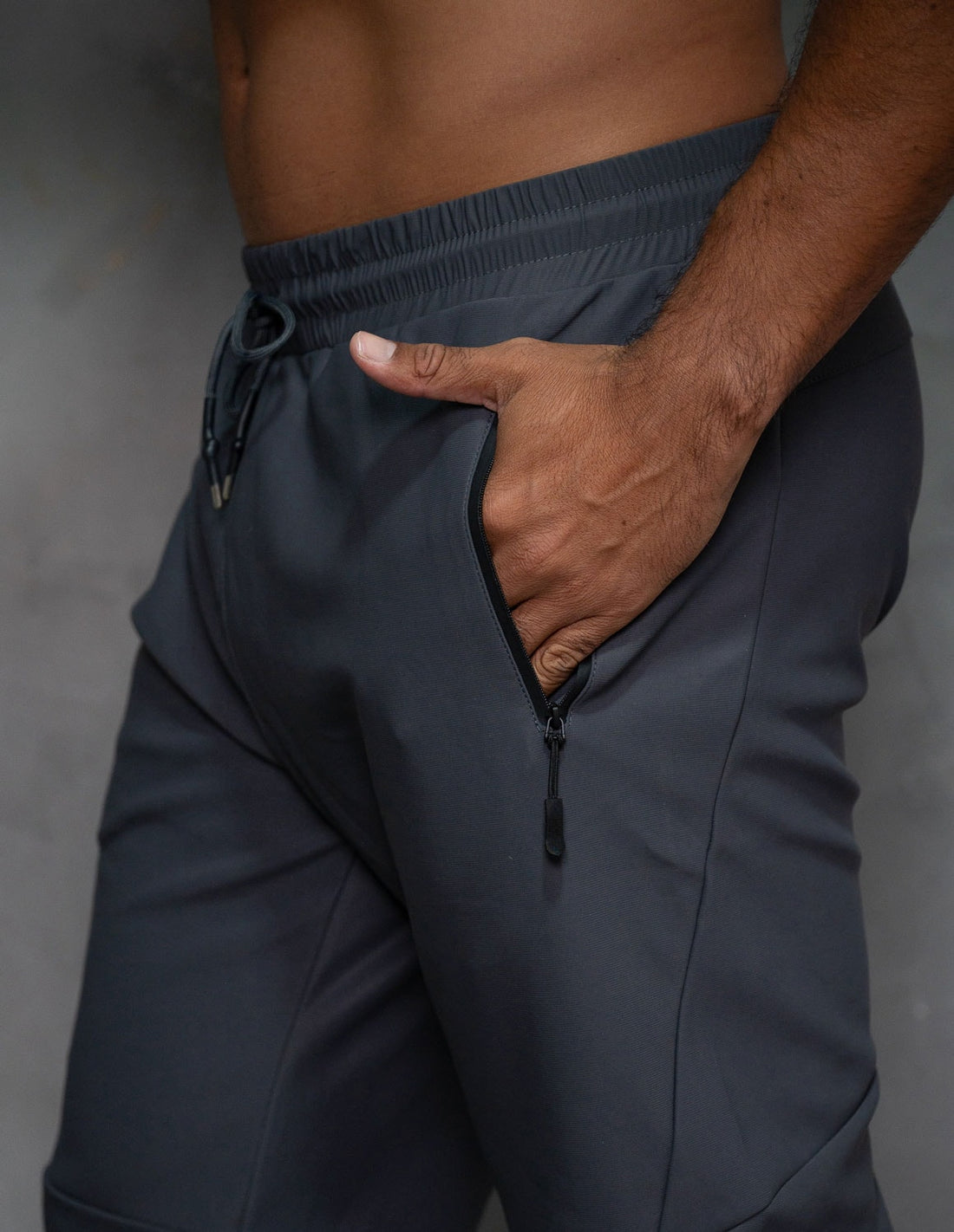 Calça Forrada Masculina em Poliamida Premium com Cordão Ajustável e Bolsos com Zíper