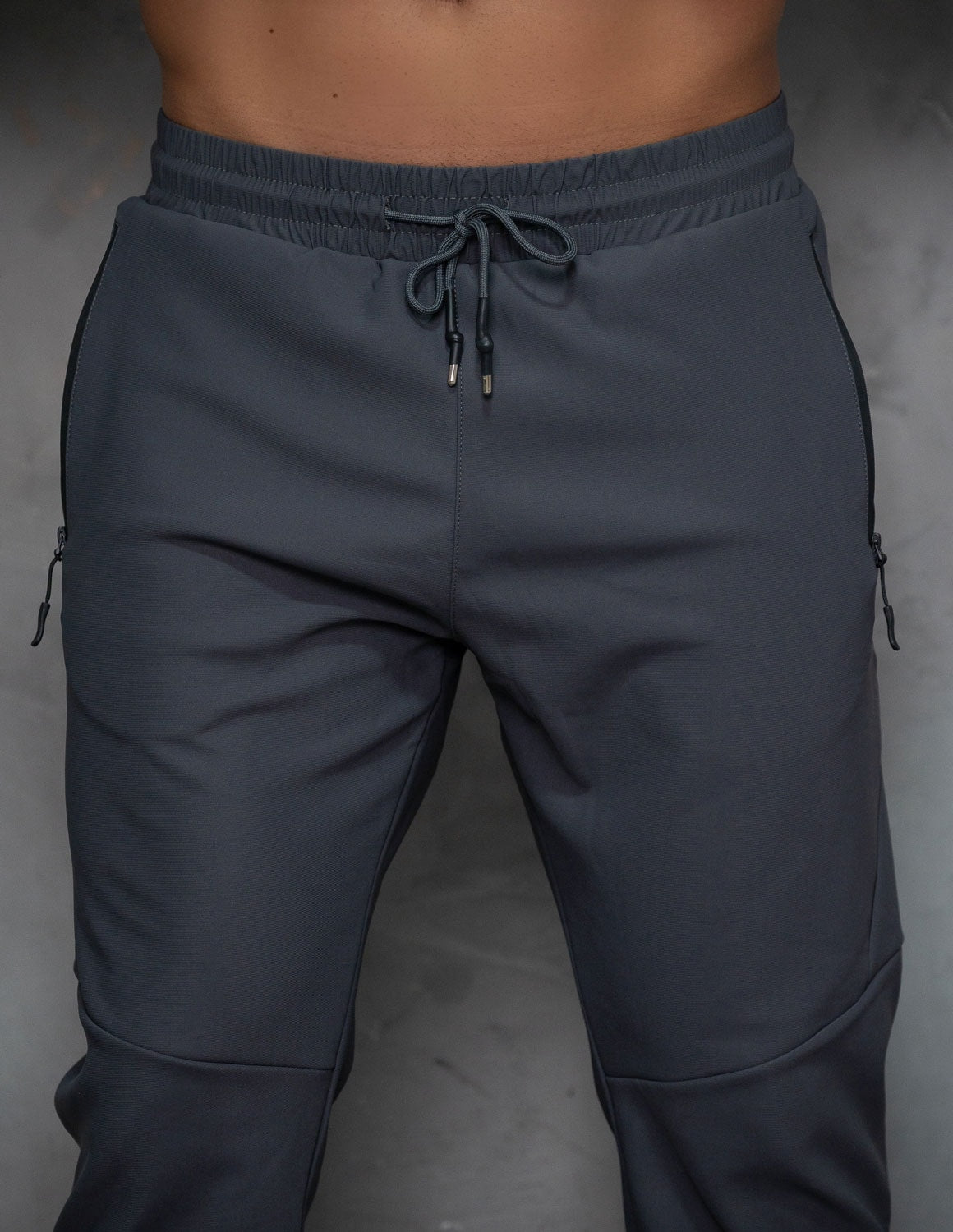 Calça Forrada Masculina em Poliamida Premium com Cordão Ajustável e Bolsos com Zíper
