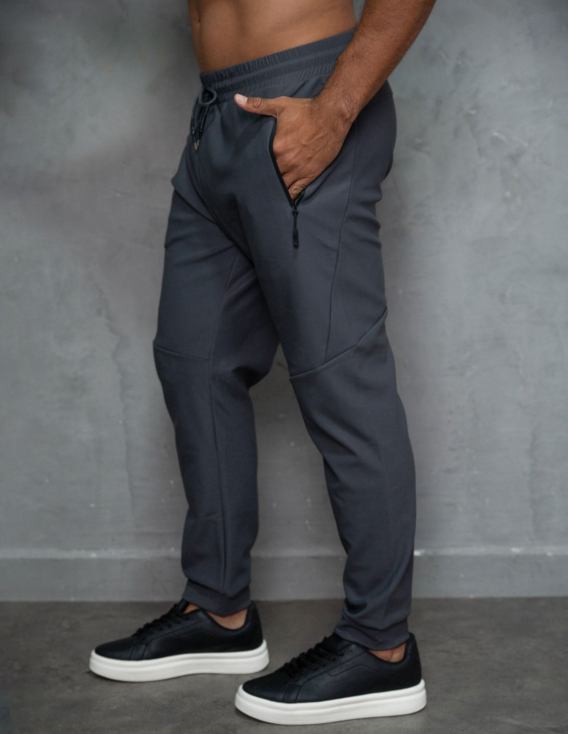 Calça Forrada Masculina em Poliamida Premium com Cordão Ajustável e Bolsos com Zíper