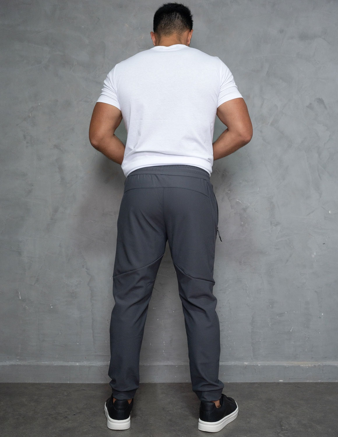 Calça Forrada Masculina em Poliamida Premium com Cordão Ajustável e Bolsos com Zíper