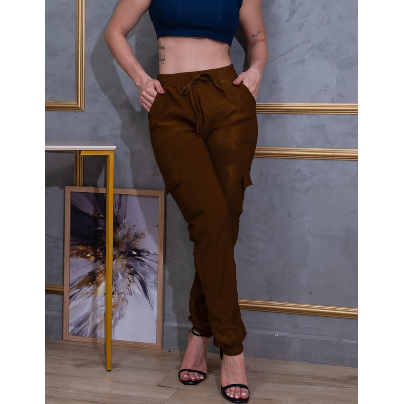 Calça Jogger Feminina em Suede com Bolsos Cargo