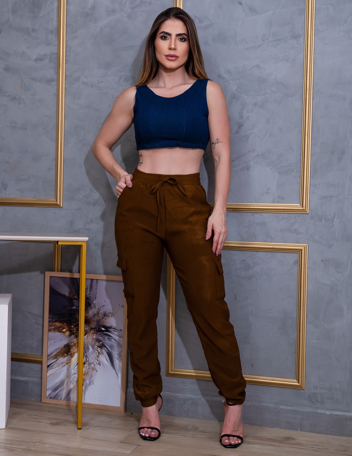 Calça Jogger Feminina em Suede com Bolsos Cargo