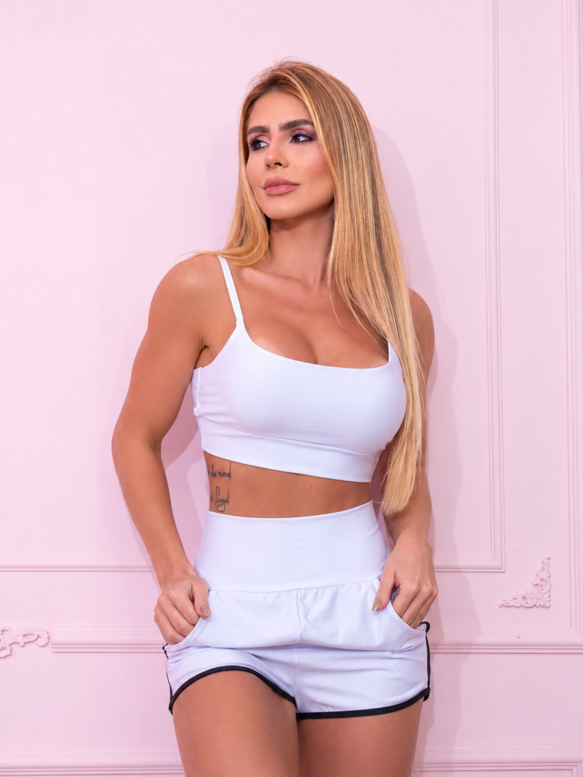 Look Esportivo Feminino Shortinho com Bolsos e Top com Alcinhas e Bojo