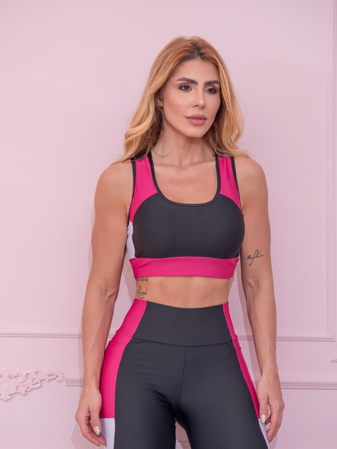 Conjunto Fitness Feminino com Calça de Bolsos Laterais e Cropped Sem Bojo