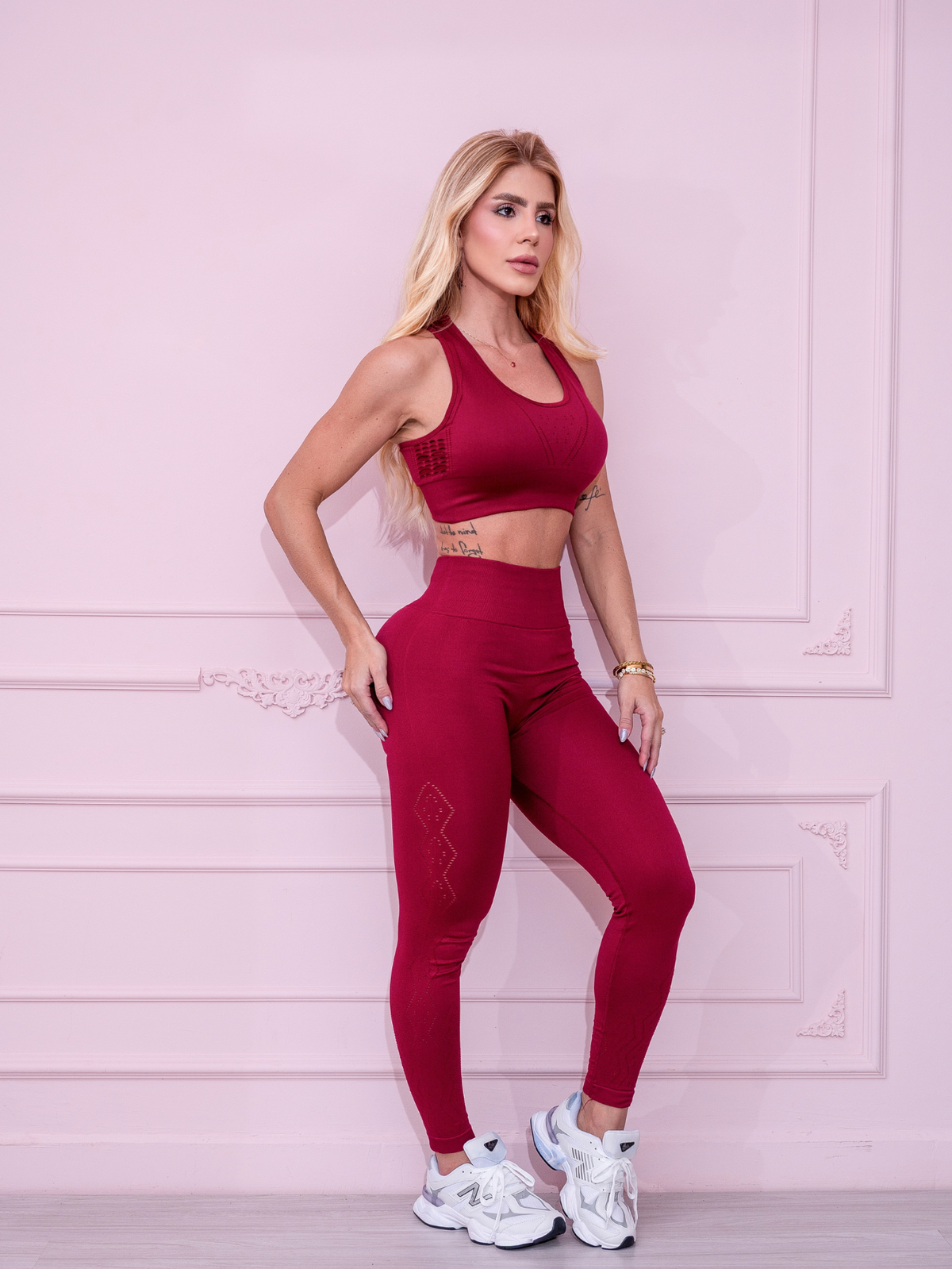 Conjunto Feminino Calça e Cropped em Poliamida com Recortes a Laser