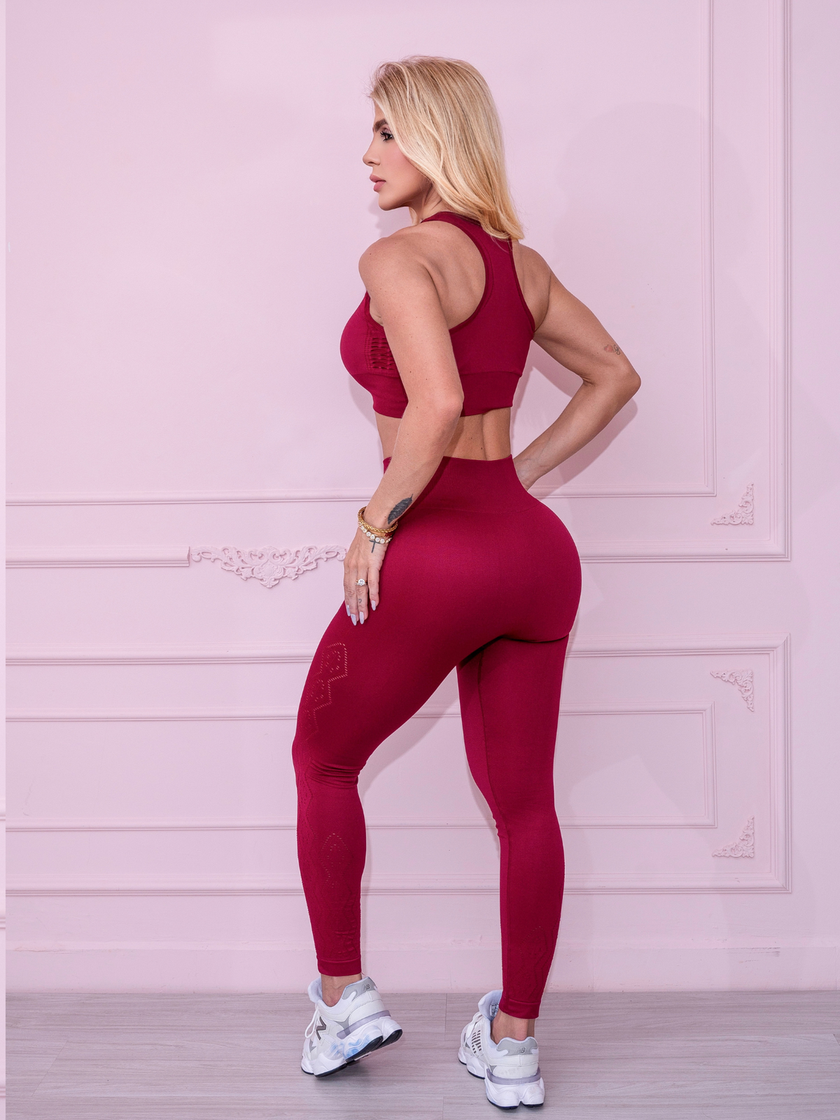 Conjunto Feminino Calça e Cropped em Poliamida com Recortes a Laser