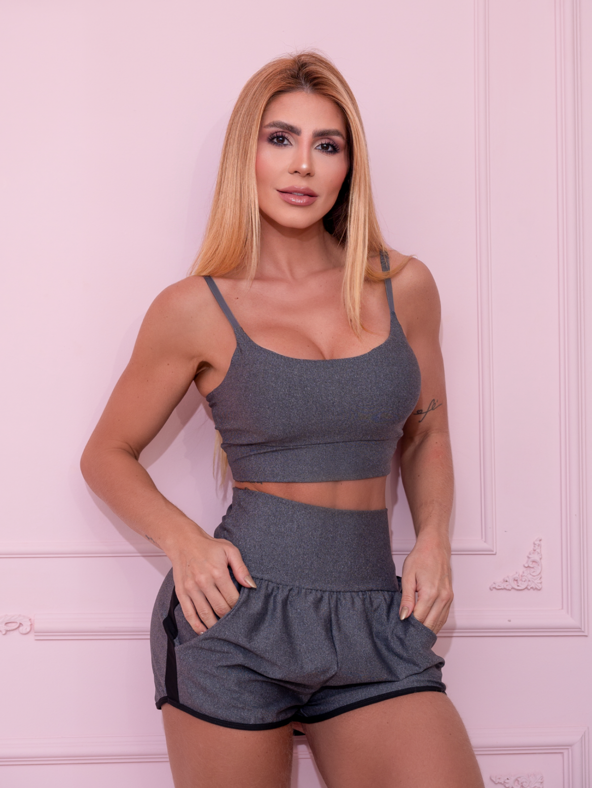 Conjunto Feminino Short com Bolsos e Top com Alcinhas e Bojo para Treino
