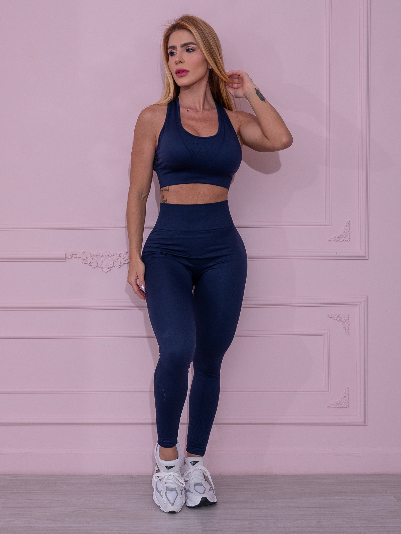 Conjunto Esportivo Calça e Cropped em Poliamida Zero Costura com Design Moderno a Laser