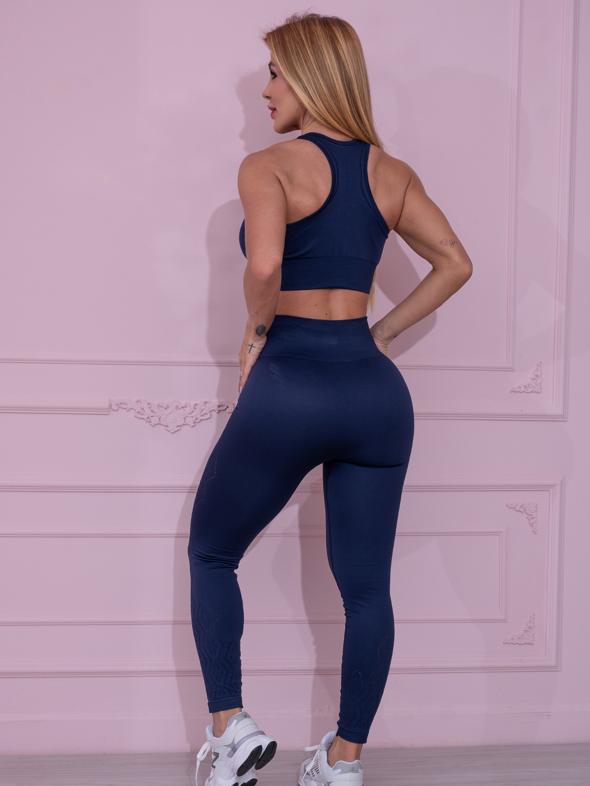 Conjunto Esportivo Calça e Cropped em Poliamida Zero Costura com Design Moderno a Laser
