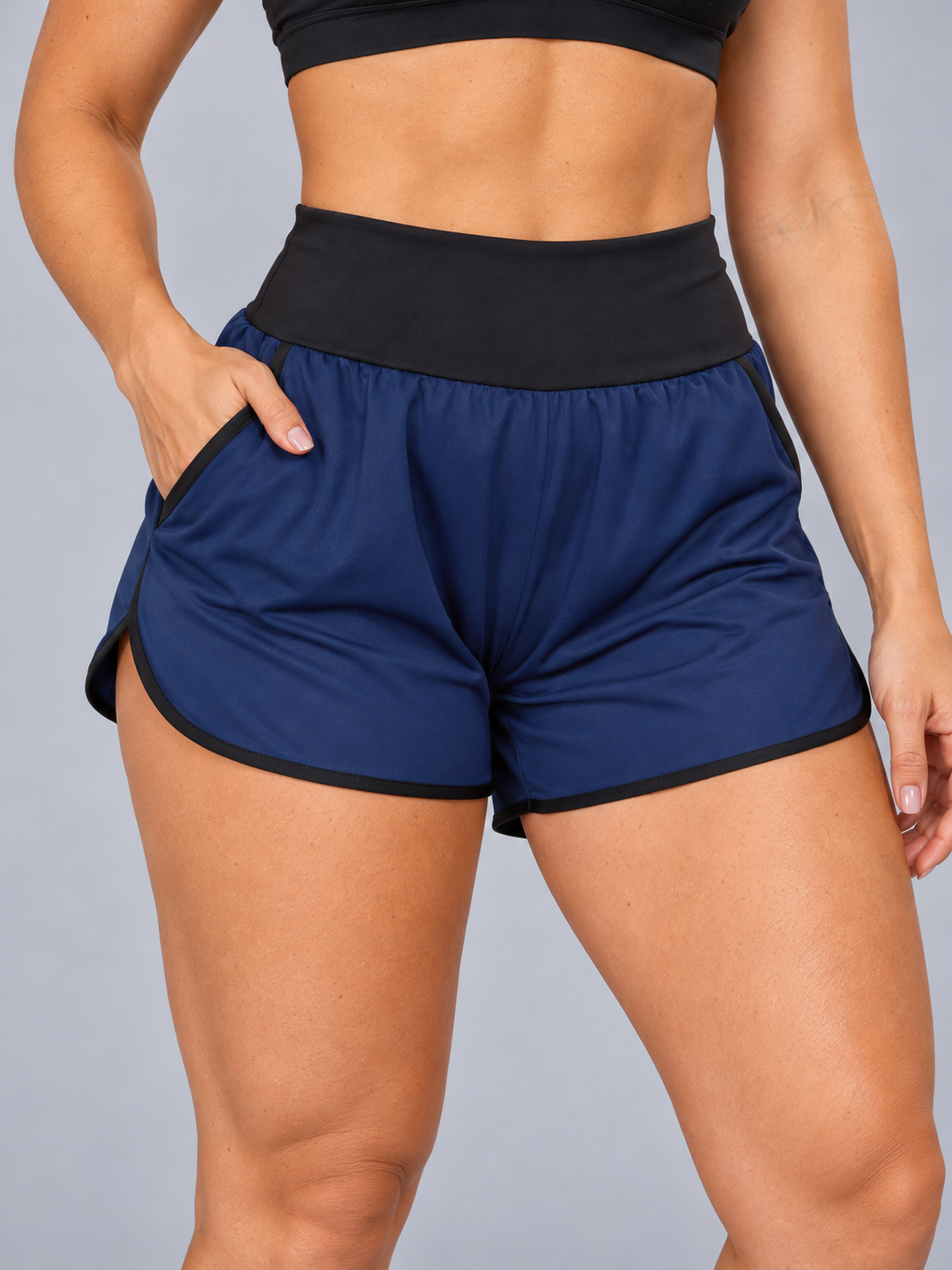 Short dry fit azul marinho com cós preto e bolsos - lateral