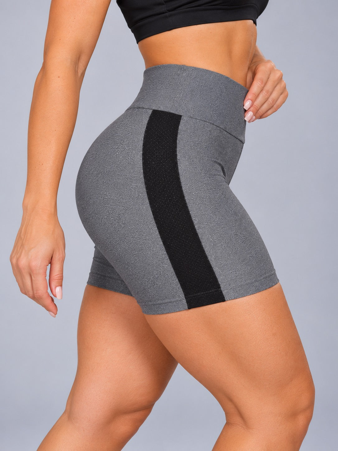Short cinza com recorte lateral preto - lateral