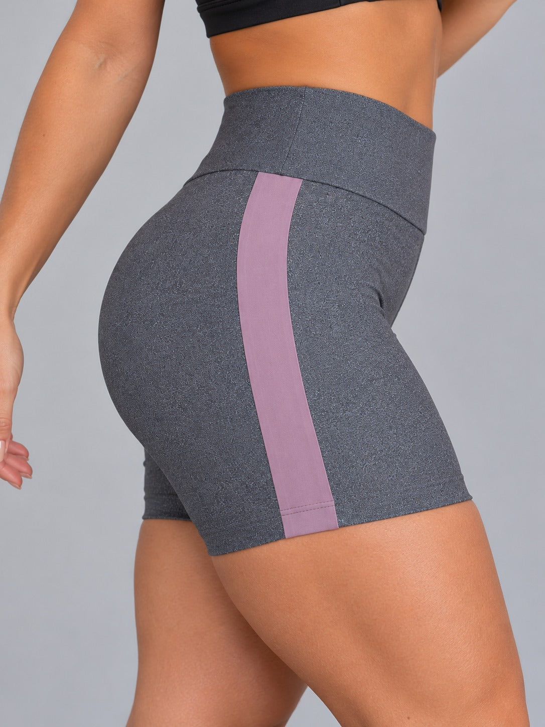Short suplex cinza com faixa lateral rosê - lateral
