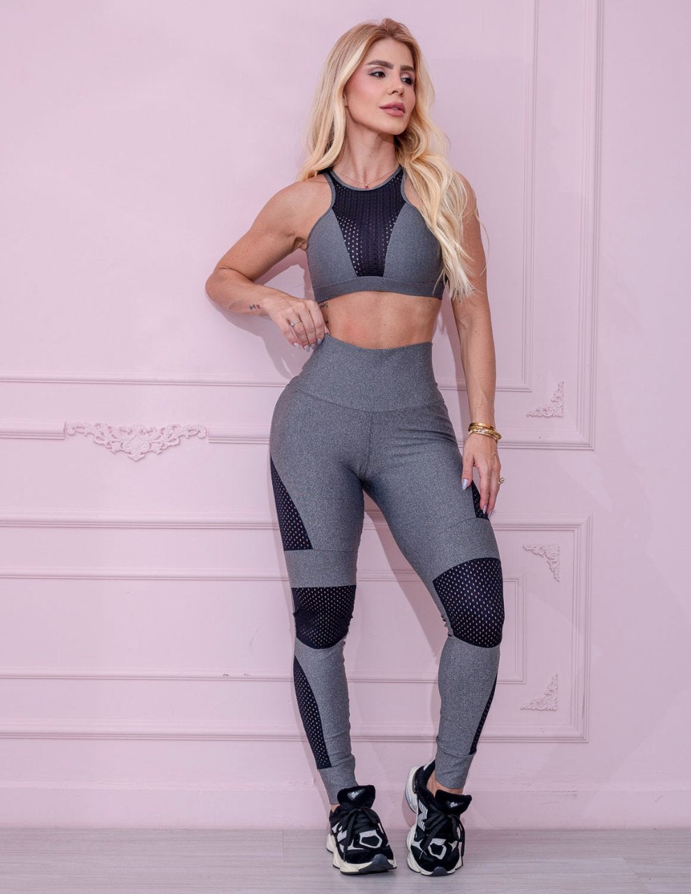 Conjunto Fitness Legging e Top Recortes Telados Cinza e Preto