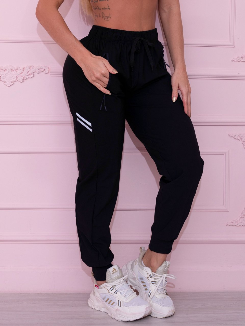Calça Jogger Fitness com Bolsos e Detalhe Refletivo