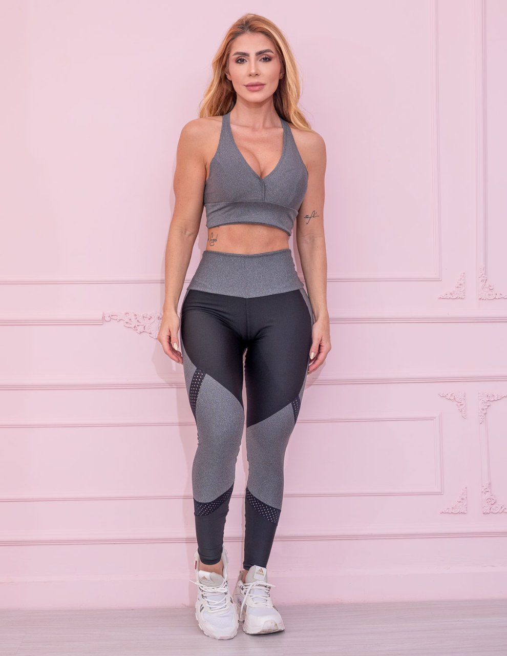 Conjunto Fitness com Recortes em Cinza e Preto