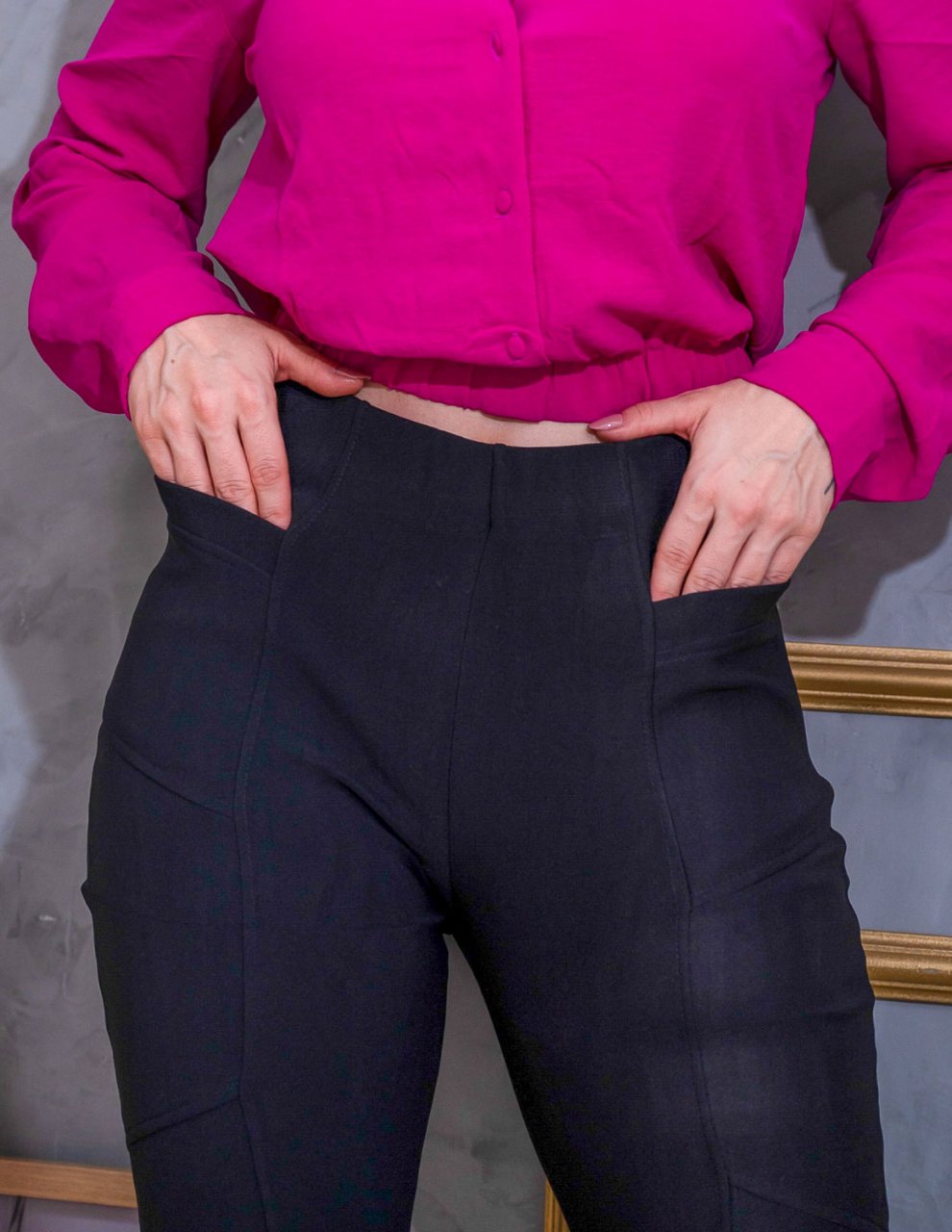 Calça Feminina Cintura Alta Suede com Bolsos Preta