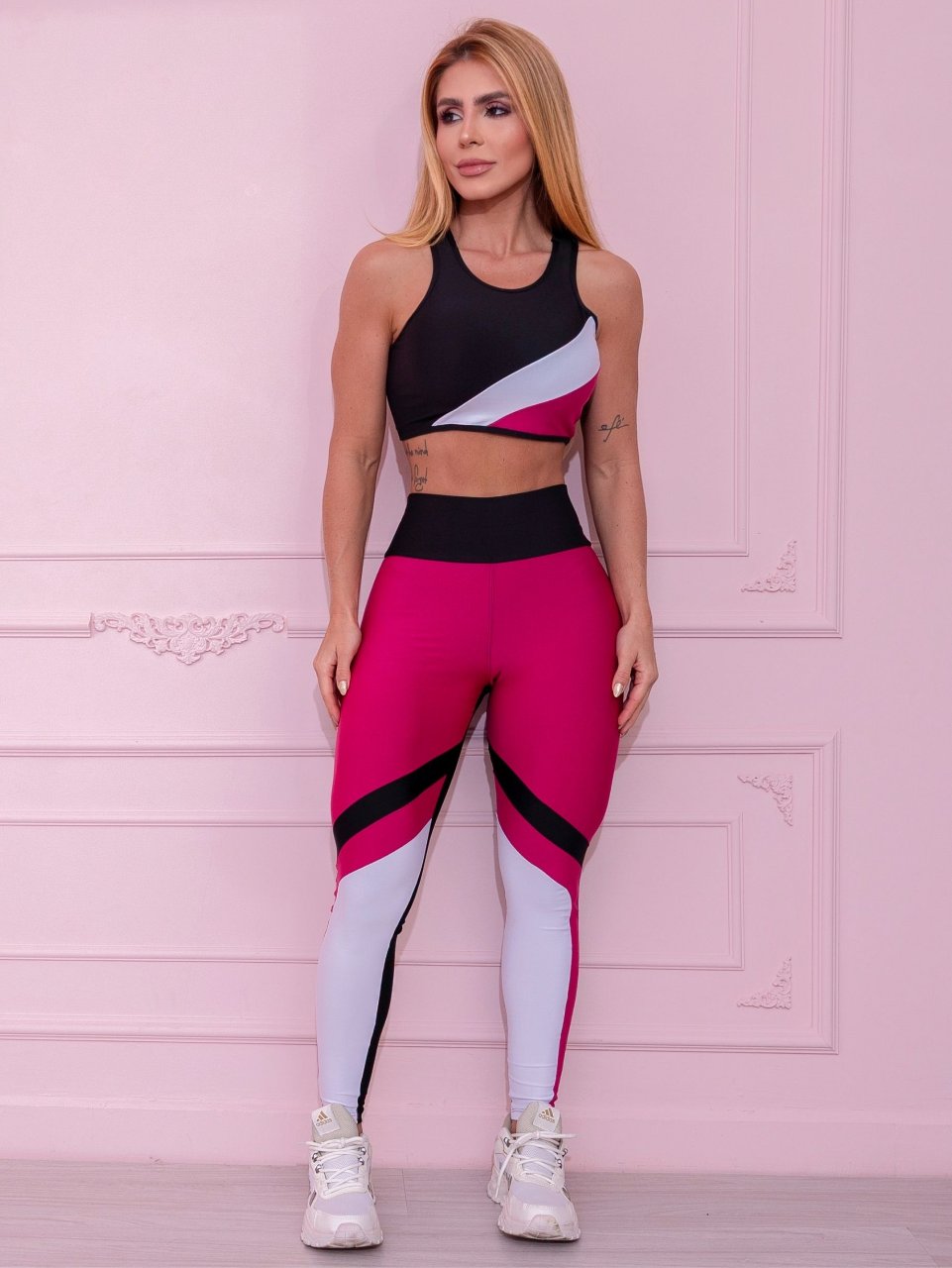 Conjunto Fitness Suplex Recortes Preto e Magenta