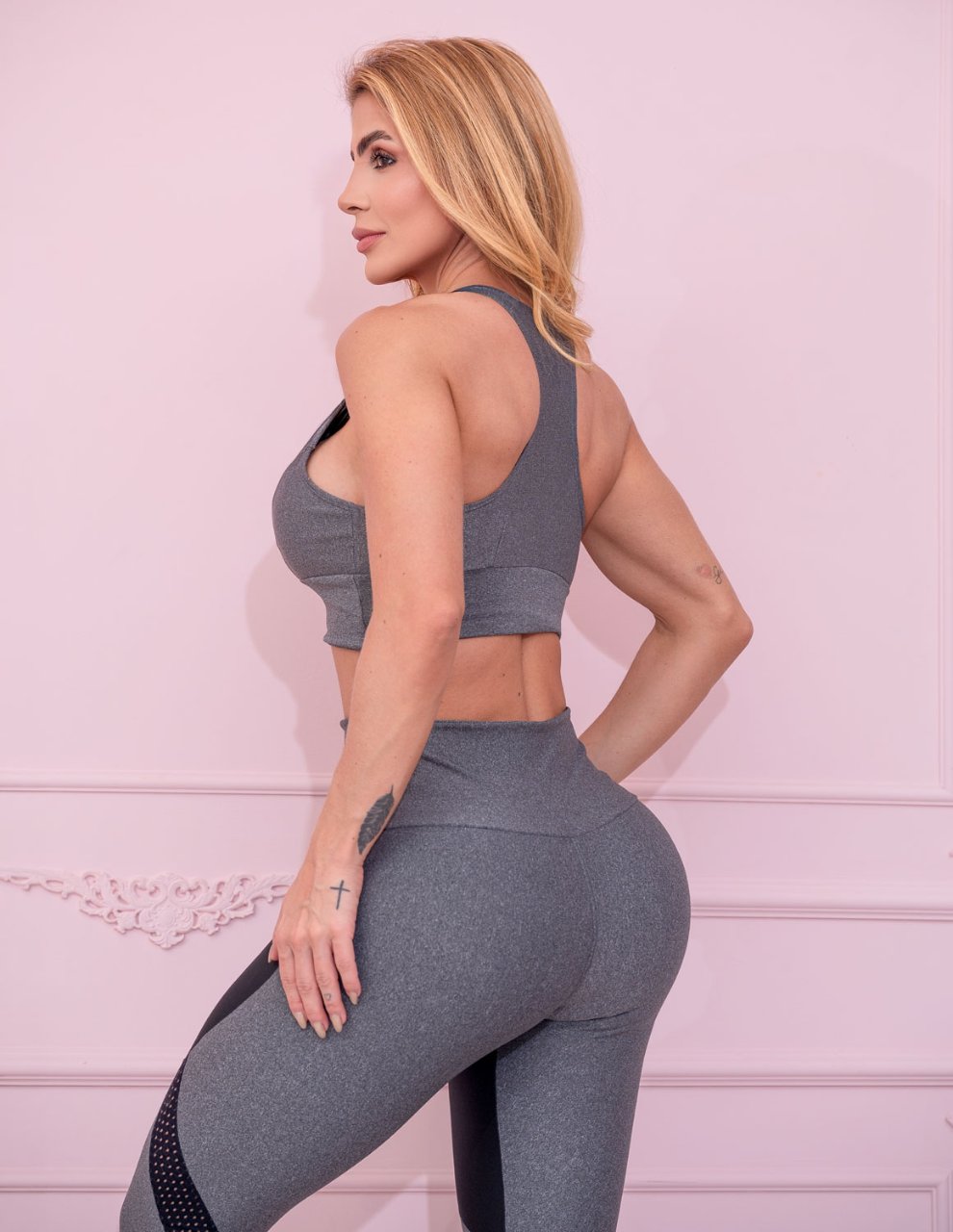 Conjunto Fitness com Recortes em Cinza e Preto