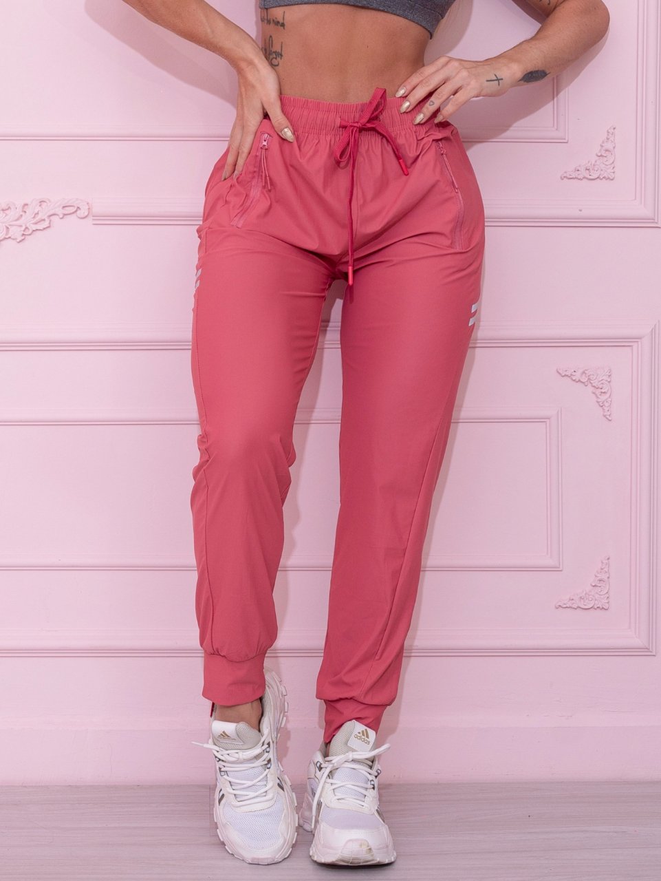 Calça Jogger Fitness Marsala com Bolsos e Detalhe Refletivo