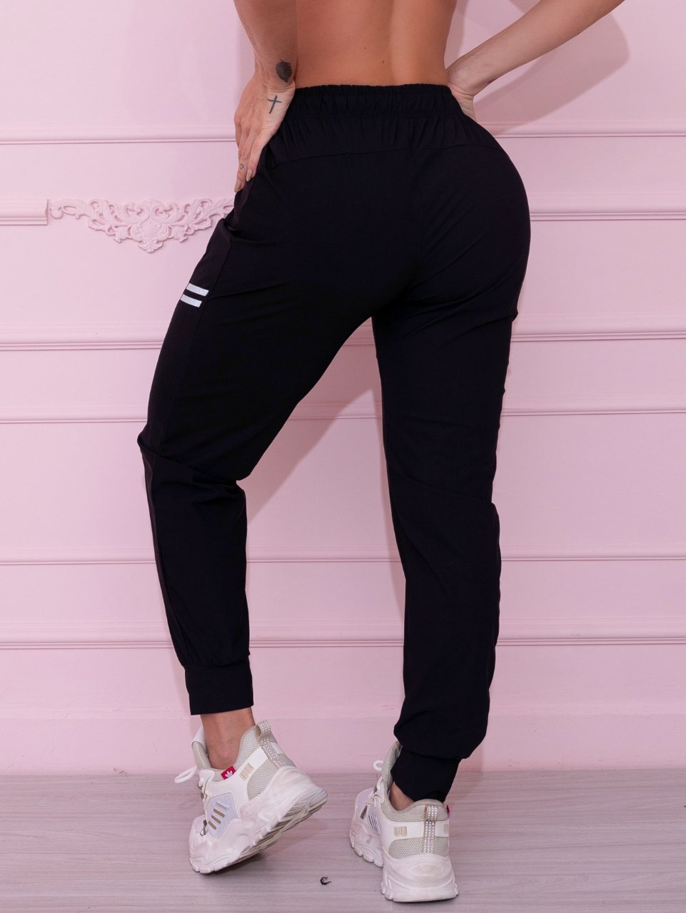 Calça Jogger Fitness com Bolsos e Detalhe Refletivo