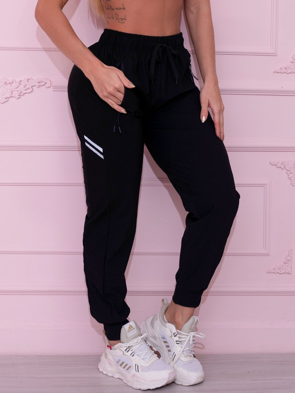 Calça Jogger Fitness com Bolsos e Detalhe Refletivo