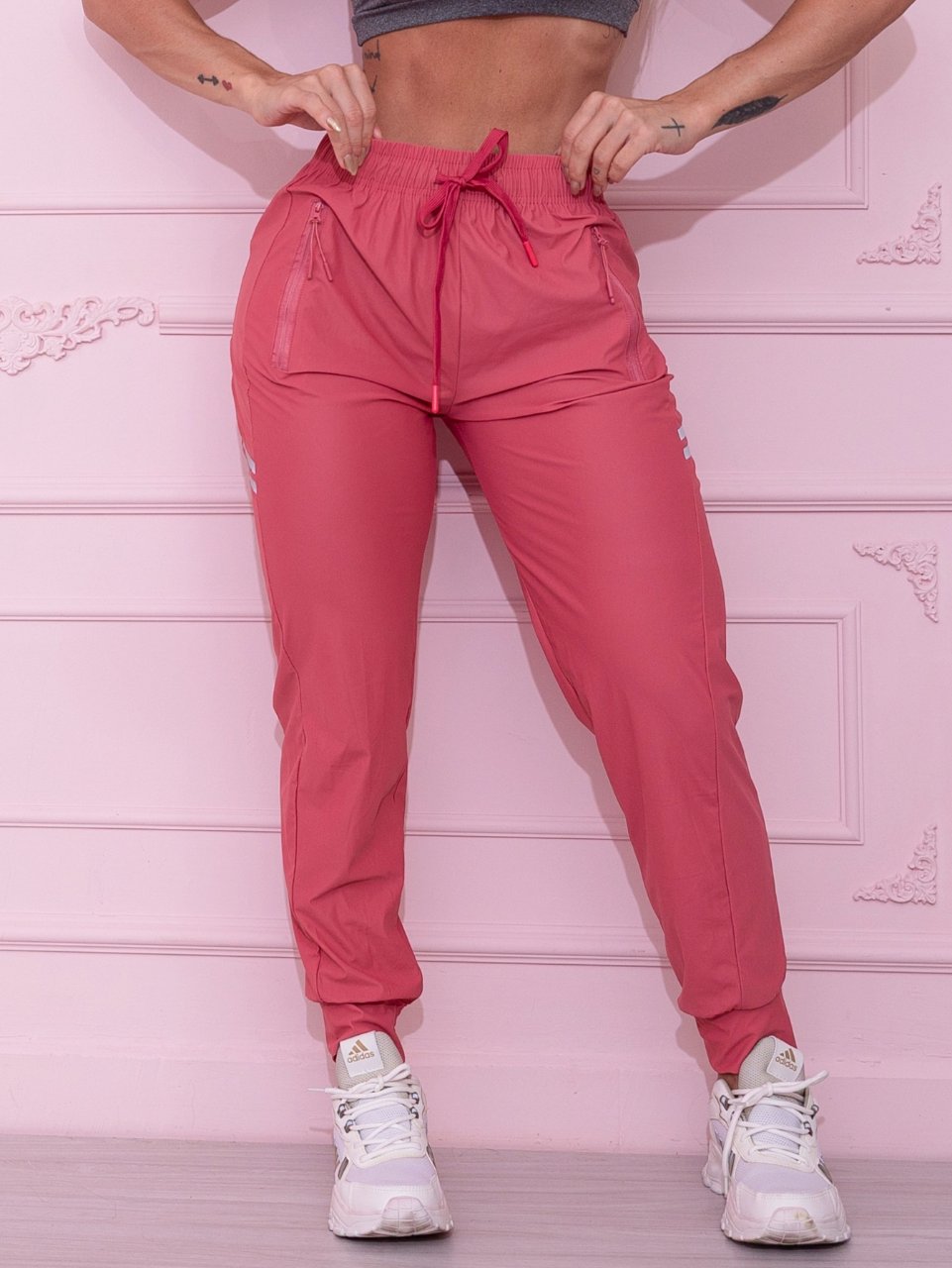 Calça Jogger Fitness Marsala com Bolsos e Detalhe Refletivo